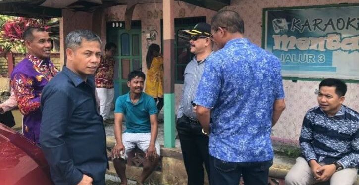 Anggota DPRD Kotawaringin Timur Riskon Fabiansyah (kanan duduk) bersama legislator lainnya saat mengunjungi warga yang menempati eks lokalisasi pal 12 di Kelurahan Pasir Putih, Kamis (3/11/2022). (ANT/IST)