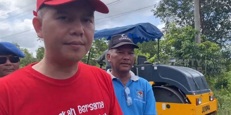 Bupati Gumas Jaya S Monong meninjau penanganan ruas jalan Palangka Raya-Kuala Kurun, di Desa Rangan Tate, Kecamatan Mihing Raya, Kabupaten Gumas, Minggu (6/11/2022). (Tangkapan layar Facebook @Sobat Muda Jaya)