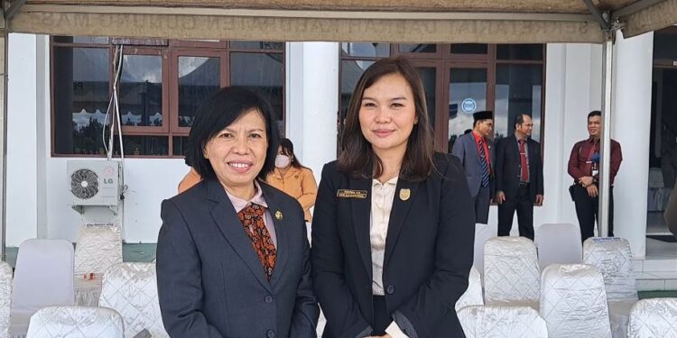 Anggota DPRD Kabupaten Gunung Mas, Yuniwa (kanan) dan Kepala DP2KBP3A, Maria Efianti berfoto bersama di Kuala Kurun, baru-baru ini. (MASAPNEWS/GCM)