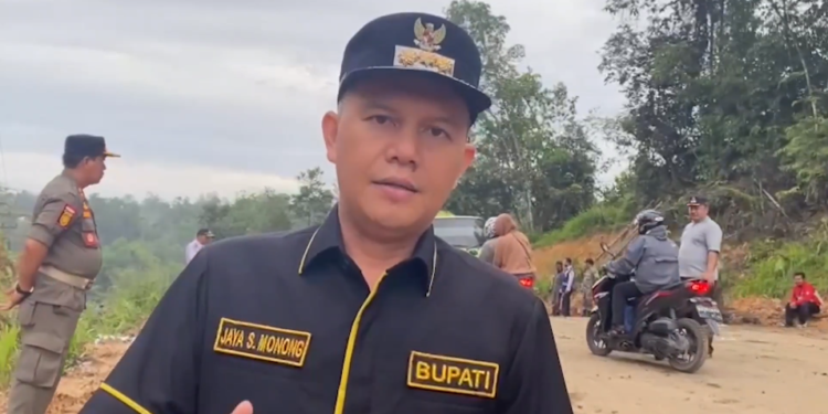 Bupati Gumas, Jaya S Monong turun langsung mengurai kemacetan di ruas jalan Kuala Kurun-Palangka Raya, di wilayah Desa Rabauh, Kecamatan Sepang, Kabupaten Gumas, Senin pagi (21/11/2022). (Foto : Tangkapan layar Facebook @Sobat Muda Jaya)