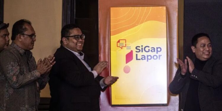 Ketua Badan Pengawas Pemilu (Bawaslu) Rahmat Bagja (tengah), anggota Bawaslu Puadi (kanan), dan Deputi Bidang Dukungan Teknis Bawaslu La Bayoni (kiri) bertepuk tangan usai meluncurkan Sistem Informasi Penanganan Pelanggaran dan Pelaporan (SiGapLapor) di Jakarta, Senin (31/10/2022). (MASAPNEWS/ANT)