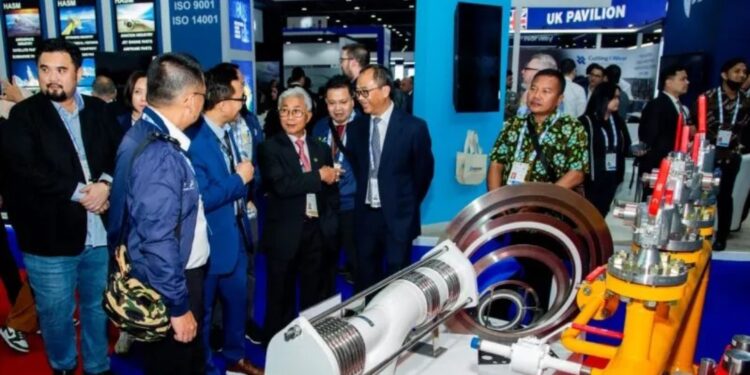 Ketua Badan Pengawas Pemilu (Bawaslu) Rahmat Bagja (tengah), anggota Bawaslu Puadi (kanan), dan Deputi Bidang Dukungan Teknis Bawaslu La Bayoni (kiri) bertepuk tangan usai meluncurkan Sistem Informasi Penanganan Pelanggaran dan Pelaporan (SiGapLapor) di Jakarta, Senin (31/10/2022). (MASAPNEWS/ANT)