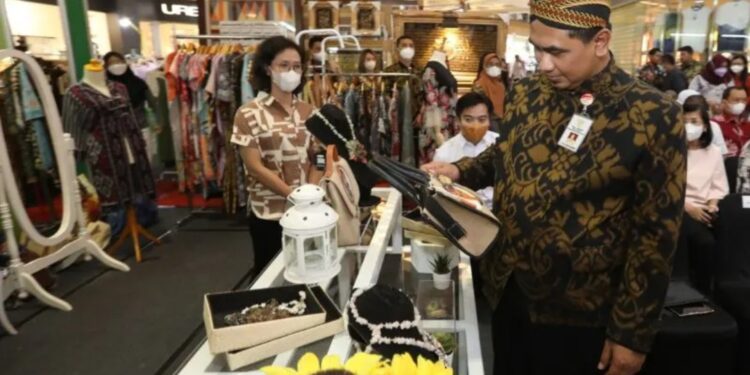 Wakil Gubernur Jawa Tengah Taj Yasin Maimoen melihat salah satu produk ubggulan yang dipamerkan pada Batikraft di Semarang, Kamis (3/11/2022). (MASAPNEWS/ANT/HO-Humas Pemprov Jateng)