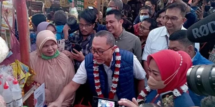 Menteri Perdagangan Zulkifli Hasan (tengah) didampingi Bupati Purbalingga Dyah Hayuning Pratiwi (kanan) memantau harga dan ketersediaan kebutuhan pokok masyarakat di Pasar Rakyat Bukateja, Kabupaten Purbalingga, Jumat (4/11/2022), dalam rangkaian peresmian program Digitalisasi Pasar Rakyat Purbalingga (Dipasar Bangga). (MASAPNEWS/ANT)