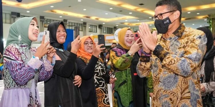 Menteri Pariwisata dan Ekonomi Kreatif Sandiaga Uno saat menghadiri acara Jogja Halal Fest, di Jogja Expo Center, Yogyakarta, Jumat (4/3/2022). (MASAPNEWS/ANT/HO-Kemenparekraf)