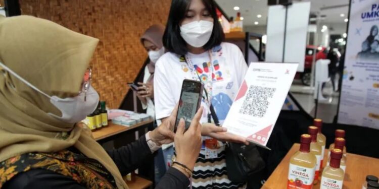 Penjual melayani pembeli melakukan pembayaran digital via QRIS saat pembelian produk UMKM pada pameran Apresiasi Kreasi Indonesia 2022 di Mall Lippo Plaza Sidoarjo, Jawa Timur, Jumat (2/9/2022). (MASAPNEWS/ANT)