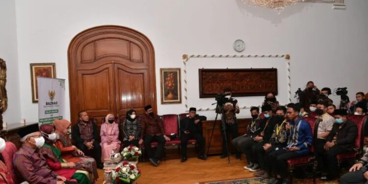 Wapres Ma'ruf Amin bertemu dengan para mahasiswa Indonesia di Wisma Duta Kedutaan Besar Republik Indonesia (KBRI) Kairo, Mesir pada Sabtu (6/11/2022). (MASAPNEWS/ANT/BPMI Setwapres)