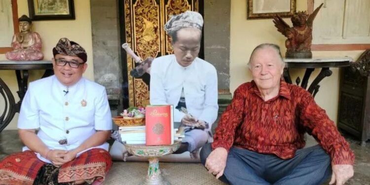 Ari Dwipayana, koordinator staf khusus Presiden Jokowi dan Jean Couteau, antropolog Perancis. (MASAPNEWS/ANT)