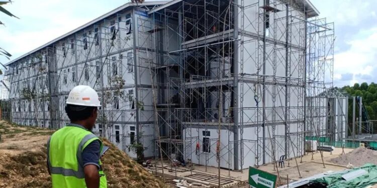 Seorang pekerja sedang mengawasi pembangunan proyek perumahan pekerja konstruksi yang nanti digunakan untuk pekerja membangun infrastruktur di IKN, Penajam Paser Utara, Kalimantan Timur, Minggu (6/11/2022). (MASAPNEWS/ANT)