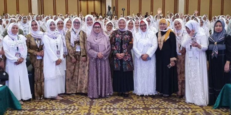 Menteri Ketenagakerjaan Ida Fauziyah berfoto bersama para peserta Silaturrahim Nasional (Silatnas) Ke-3 Bu Nyai Nusantara di Semarang, Senin (7/11/2022). (MASAPNEWS/ANT)