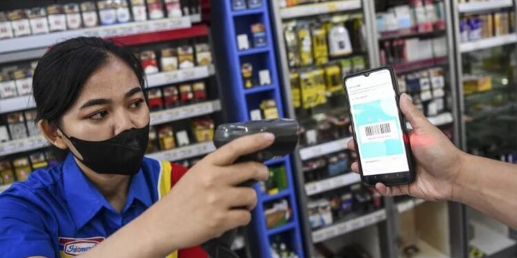 Ilustrasi - Karyawan memindai kode batang saat pembeli melakukan pembayaran digital di salah satu swalayan di Jakarta, Kamis (29/9/2022). Menteri Keuangan Sri Mulyani menyatakan bahwa nilai invetasi digital Indonesia mencapai 4,7 milliar dollar AS selama triwulan I-2021, berdasarkan riset Google, Temasek, dan Bain & Company yang angkanya melampaui nilai tertinggi selama empat tahun terakhir. (MASAPNEWS/ANT)