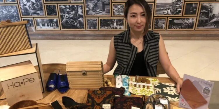 Pemilik UMKM Hape Yuliana Herdiyanto Putra saat menjelaskan produk yang menjadi suvenir G20 di Denpasar, Bali, Selasa (8/11/2022). (MASAPNEWS/ANT)