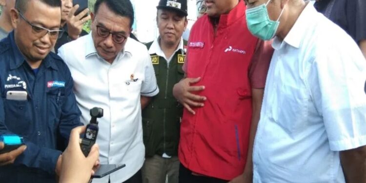 Kepala Staf Kepresidenan Jenderal TNI (Purn) Moeldoko sedang mendengarkan keluhan para nelayan Kota Tegal terhadap kenaikan harga BBM di Tegal, Rabu (9/11/2022). (MASAPNEWS/ANT)