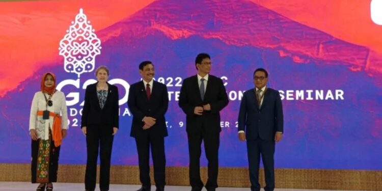 Ketua Dewan Komisioner Lembaga Penjamin Simpanan Purbaya Yudhi Sadewa (kedua dari kanan) usai Konferensi Pers Seminar Internasional LPS di Nusa Dua, Bali, Rabu (9/11/2022). (MASAPNEWS/ANT)