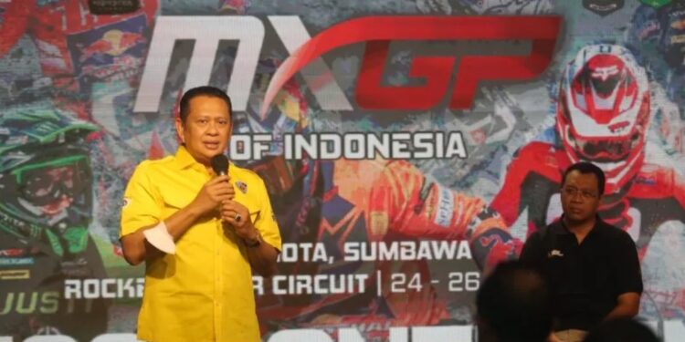 Ketua Umum Ikatan Motor Indonesia (IMI) Bambang Soesatyo (kiri) dan Gubernur Nusa Tenggara Barat (NTB) Zulkieflimansyah (kanan) memberikan keterangan pers terkait rencana Kejuaraan Dunia Motocross (MXGP) 2022 saat "Kickoff MXGP 2022" di Jakarta, Kamis (19/5/2022). (MASAPNEWS/ANT)
