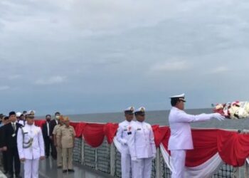 Pelarungan karangan bunga oleh Kepala Staf Angkatan Laut (Kasal) Laksamana TNI Tudo Margono memperingati Hari Pahlawan di di atas KRI Semarang-594 tersebut berangkat dari Dermaga Kolinlamil Tanjung Priok, Jakarta Utara, Kamis (10/11/2022). (MASAPNEWS/ANT)