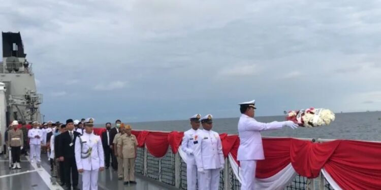 Pelarungan karangan bunga oleh Kepala Staf Angkatan Laut (Kasal) Laksamana TNI Tudo Margono memperingati Hari Pahlawan di di atas KRI Semarang-594 tersebut berangkat dari Dermaga Kolinlamil Tanjung Priok, Jakarta Utara, Kamis (10/11/2022). (MASAPNEWS/ANT)