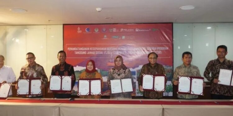 Penandatanganan Kesepahaman Bersama Rehabilitasi Mangrove sebagai program Tanggung Jawab Sosial dan Lingkungan (TJSL)/ Corporate Social Responsibility (CSR) yang diinisiasi oleh Kemenko Marves, Kementerian Kelautan dan Perikanan (KKP), Kementerian Lingkungan Hidup dan Kehutanan (KLHK), bersama sejumlah BUMN dan asosiasi pengusaha di Bali, Kamis (17/11/2022). (MASAPNEWS/ANT/HO Kemenko Kemaritiman dan Investasi)