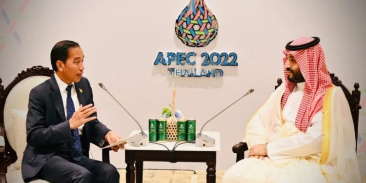 Presiden RI Joko Widodo (kiri) bertemu dengan Putra Mahkota sekaligus Perdana Menteri Arab Saudi Mohammed bin Salman di sela-sela rangkaian KTT APEC di Bangkok, Thailand, Jumat (18/11/2022). (MASAPNEW/ANT/HO-Biro Pers Sekretariat Presiden)