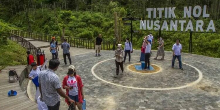 Wisatawan berkunjung ke lokasi Titik Nol Ibu Kota Nusantara di Kecamatan Sepaku, Kabupaten Penajam Paser Utara, Kalimantan Timur. (MASAPNEWS/ANT)