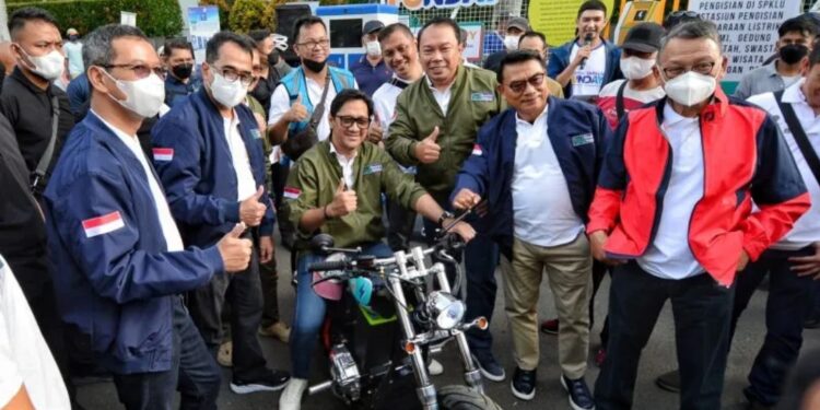 Menteri Perhubungan Budi Karya Sumadi (kedua kiri) saat menghadiri kegiatanElectric Vehicle Funday di Jakarta, pada Minggu (20/11/2022). (MASAPNEWS/ANT/HO-Kemenhub)
