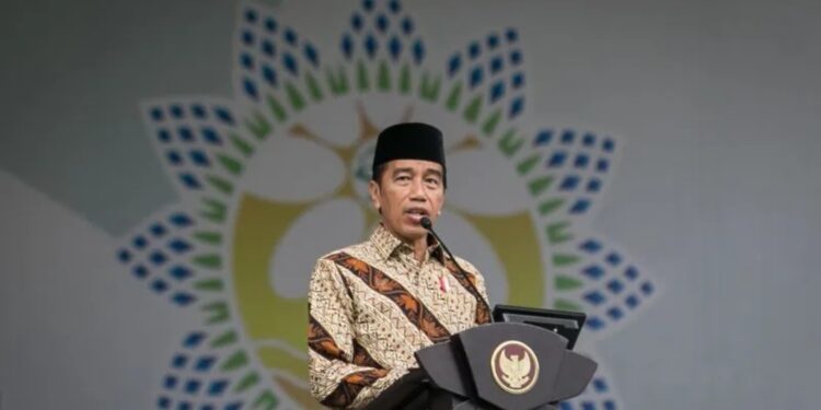 Presiden Joko Widodo memberikan sambutaan pada Pembukaan Muktamar ke-48 Muhammadiyah dan Aisyiyah 2022 di Stadion Manahan, Solo, Jawa Tengah, Sabtu (19/11/2022). Muktamar Muhammadiyah akan berlangsung hingga Minggu 20 November 2022 dengan agenda utama sidang pleno pemilihan dan penetapan ketua umum pimpinan pusat Muhammadiyah masa jabatan 2022-2027. (MASAPNEWS/ANT)