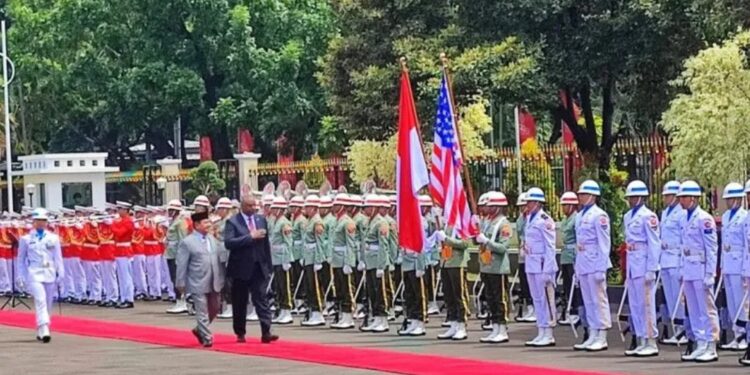 Menteri Pertahanan (Menhan) RI Prabowo Subianto saat menyambut kunjungan kehormatan Menhan AS LIoyd J Austin III melalui Upacara Jajar Kehormatan di Kemhan, Jakarta, Senin (21/11/2022). (MASAPNEWS/ANT)