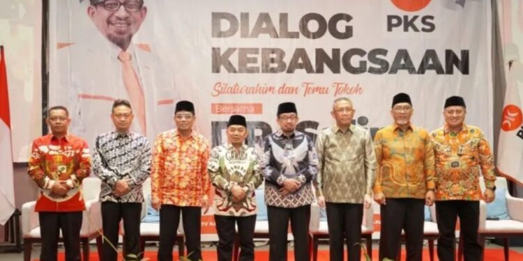 Ketua Majelis Syura PKS Habib Salim Segaf Aljufri (keempat dari kanan) hadir dalam acara "Dialog Kebangsaan Dr. Salim" bersama para tokoh lintas agama, budaya, ormas, dan profesi se-Kalimantan Barat yang diselenggarakan di Hotel Tulip Pontianak (Minggu, 20/11). (MASAPNEWS/ANT/Dokumentasi Pribadi)