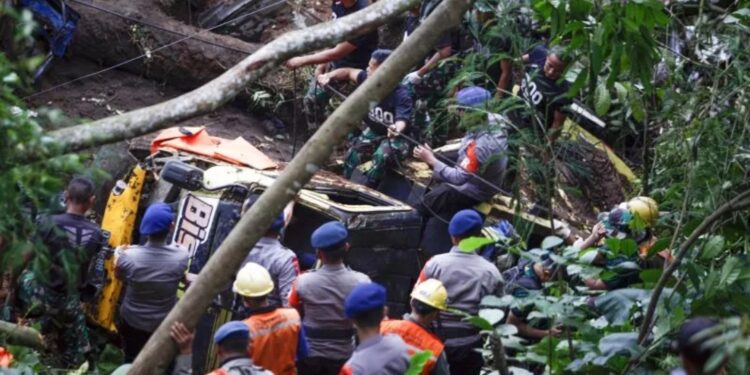 Sejumlah petugas gabungan mengevakuasi mobil yang jatuh ke jurang karena terbawa longsor akibat dampak gempa di Cugenang, Kabupaten Cianjur, Jawa Barat, Senin (21/11/2022). (MASAPNEWS/ANT)