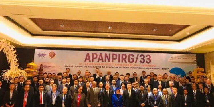 Para delegasi navigasi penerbangan Asia Pasifik berpose bersama disela-sela acara 33th Meeting of The Asia Pacific Air Navigation Planning and Implementation Regional Group (APANPIRG) di Jimbaran, Badung, Bali, Selasa (22/11/2022). (MASAPNEWS/ANT)