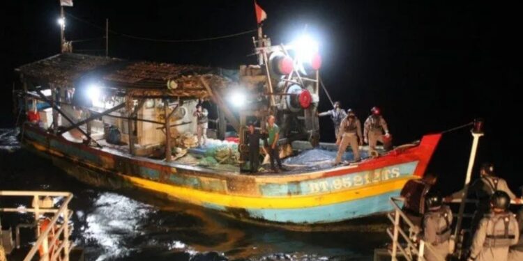 Bakamla RI saat mengamankan KIA berbendera Vietnam di Laut Natuna Utara. (MASAPNEWS/ANT/HO-Humas Bakamla RI)