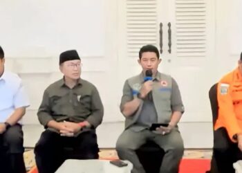 Tangkapan layar - Kepala Badan Nasional Penanggulangan Bencana (BNPB) Letjen TNI Suharyanto berbicara (dua dari kanan) dalam konferensi pers perkembangan penanganan gempa di Cianjur yang diikuti secara virtual di Jakarta, Minggu (27/11/2022). (MASAPNEWS/ANT)