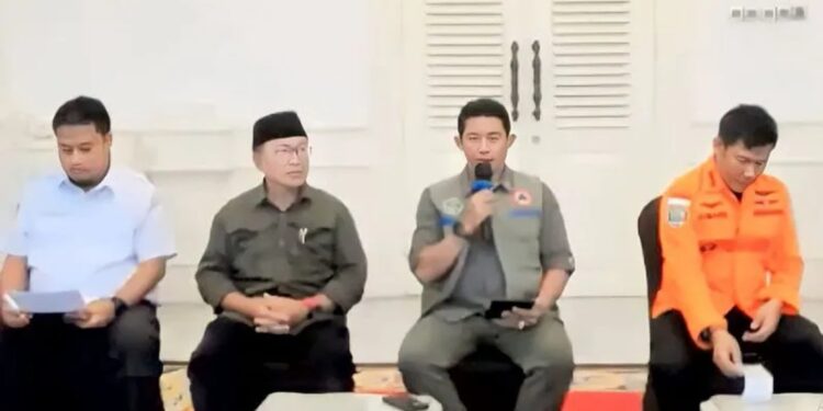 Tangkapan layar - Kepala Badan Nasional Penanggulangan Bencana (BNPB) Letjen TNI Suharyanto berbicara (dua dari kanan) dalam konferensi pers perkembangan penanganan gempa di Cianjur yang diikuti secara virtual di Jakarta, Minggu (27/11/2022). (MASAPNEWS/ANT)