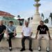 Wakil Menteri BUMN II Kartika Wirjoatmodjo (kedua dari kiri) didampingi Deputi Bidang Sumber Daya Manusia BUMN, Teknologi dan Informasi Kementerian BUMN Tedi Bharata (kedua dari kanan) mengunjungi Taman Pracima di Pura Mangkunegaran, Solo, Jawa Tengah pada Senin (28/11/2022). (MASAPNEWS/ANT)