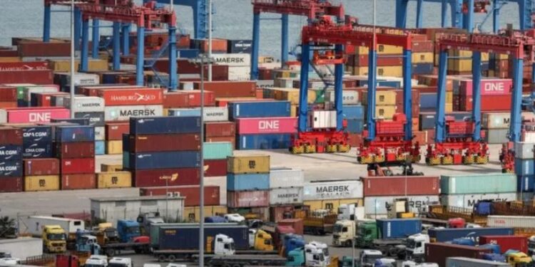 Foto Dokumen: Peti kemas terlihat ditumpuk di pelabuhan Beirut, selama penguncian nasional untuk mencegah penyebaran penyakit virus corona (COVID-19) di Beirut, Lebanon, 8 April 2020. (MASAPNEWS/ANT/REUTERS)