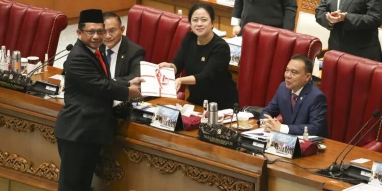 Menteri Dalam Negeri Tito Karnavian (kiri) menyerahkan laporan pemerintah terkait Rancangan Undang-undang (RUU) pembentukan provinsi Papua Barat Daya kepada Ketua DPR Puan Maharani (kedua kanan) disaksikan oleh Wakil Ketua DPR Sufmi Dasco Ahmad (kanan) dan Lodewijk Freidrich Paulus (kedua kiri) saat Rapat Paripurna DPR di Kompleks Parlemen, Senayan, Jakarta, Kamis (17/11/2022) (MASAPNEWS/ANT)