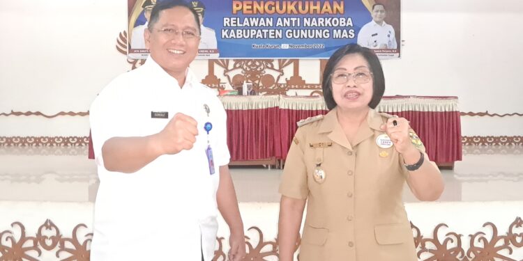 Wabup Gunung Mas, Efrensia LP Umbing (kanan) dan Kepala BNNP Kalteng, Brigjen Pol Sumirat Dwiyanto berfoto bersama di Kuala Kurun, Selasa sore (29/11/2022). (MASAPNEWS/GCM)