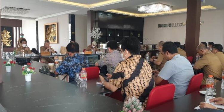 Bupati Gumas, Jaya Samaya Monong didampingi Asisten, Kepala DPU, dan Kepala DLHKP Kabupaten Gumas saat memimpin monev perbaikan jalan Kuala Kurun-Palangaka Raya, di Palangka Raya, Selasa (1/11/2022). (MASAPNEWS/HY)