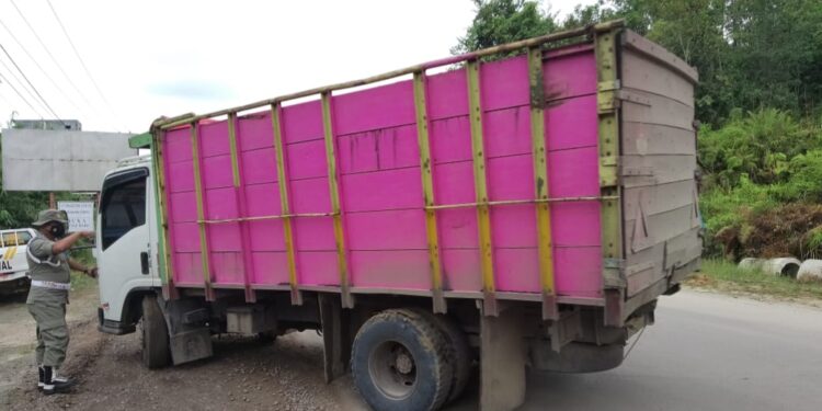 Satpol PP Gumas putar balikan truk PBS yang hendak melintas di ruas jalan Kuala Kurun-Palangka Raya di Kecamatan Sepang, Rabu (2/11/2022). (MASAPNEWS/HY)