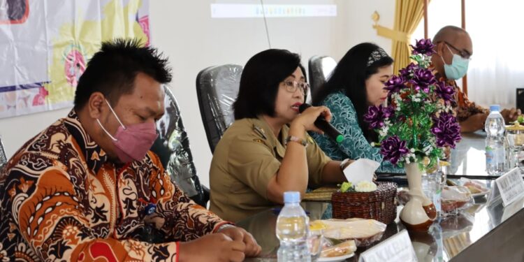 Ketua Pelaksana TPPS Kabupaten Gumas Efrensia LP Umbing dan lainnya, saat diskusi panel di Kuala Kurun, Senin (7/11/2022). (Foto : Diskominfosantik Gumas)