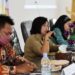 Ketua Pelaksana TPPS Kabupaten Gumas Efrensia LP Umbing dan lainnya, saat diskusi panel di Kuala Kurun, Senin (7/11/2022). (Foto : Diskominfosantik Gumas)