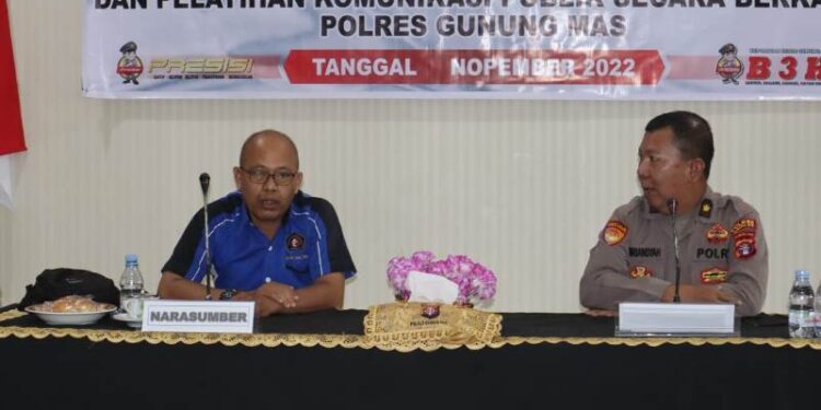 Anggota PWI Kabupaten Gumas, Heriyadi (kiri) didampingi Kabag Ren Polres Gumas, Kompol Amriansyah menyampaikan materi, saat menjadi narasumber pelatihan peningkatan kemampuan pembuatan konten medsos dan pelatihan komunikasi publik kepada personel Polres Gumas, di Kuala Kurun, Kamis (17/11/2022). (IST)