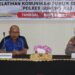 Anggota PWI Kabupaten Gumas, Heriyadi (kiri) didampingi Kabag Ren Polres Gumas, Kompol Amriansyah menyampaikan materi, saat menjadi narasumber pelatihan peningkatan kemampuan pembuatan konten medsos dan pelatihan komunikasi publik kepada personel Polres Gumas, di Kuala Kurun, Kamis (17/11/2022). (IST)