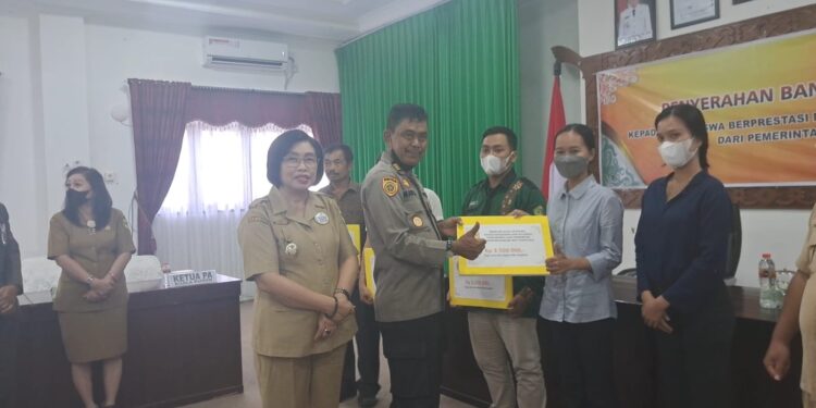 Suasana penyaluran beasiswa kepada mahasiswa, di Kuala Kurun, Selasa (22/11/2022). (MASAPNEWS/GCM)