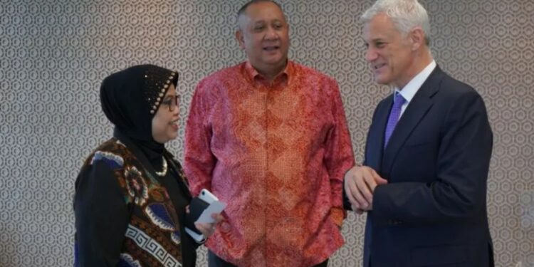 Direktur Eksekutif LPEI Riyani Tirtoso bertemu dengan Group Chief Executive Officer Standard Chartered Bank Bill Winters. (MASAPNEWS/ANT/HO-LPEI)