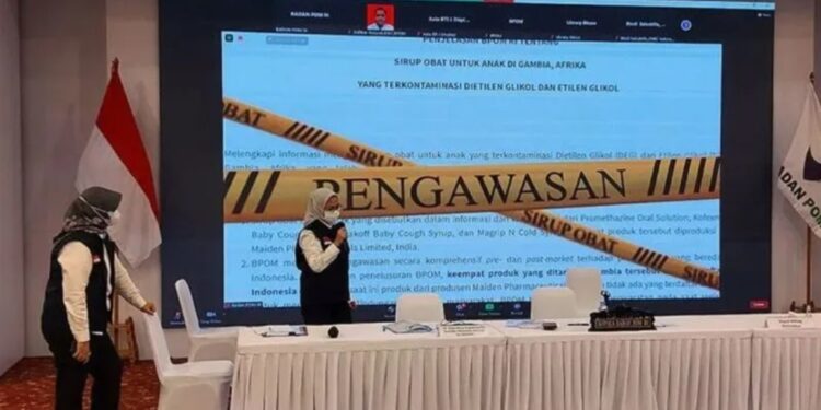 Kepala BPOM RI Penny K Lukito saat menyampaikan keterangan kepada wartawan terkait perkembangan hasil pengawasan dan penindakan terkait sirop obat tercemar EG/DEG di Gedung BPOM RI Jakarta, Kamis (17/11/2022). (MASAPNEWS/ANT)