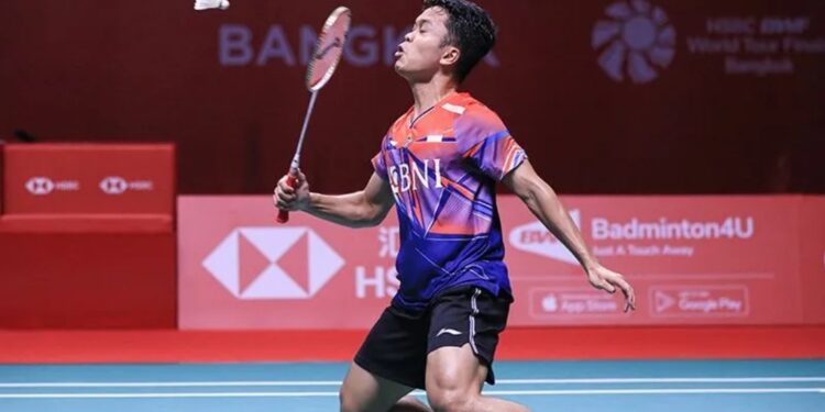 Pebulu tangkis tunggal putra Indonesia Anthony Sinisuka Ginting memukul kok ke arah lawannya sesama Indonesia, Jonatan Christie dalam pertandingan babak semi final BWF World Tour Finals 2022 di Nimibutr Arena, Bangkok, Thailand, Sabtu (10/12/2022). Ginting mengalahkan Jonatan dengan skor 21-15, 11-21 dan 21-18 sehingga melaju ke babak final. (MASAPNEWS/ANT/Humas PBSI/Handout)