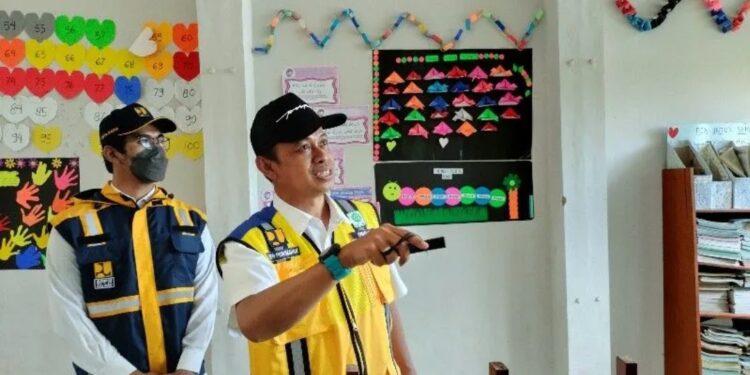 Direktur Jenderal Perumahan Kementerian PUPR Iwan Suprijanto saat meninjau SDN Cibantala 1 di Cianjur, Jawa Barat pada Minggu (11/12/2022). (MASAPNEWS/ANT)