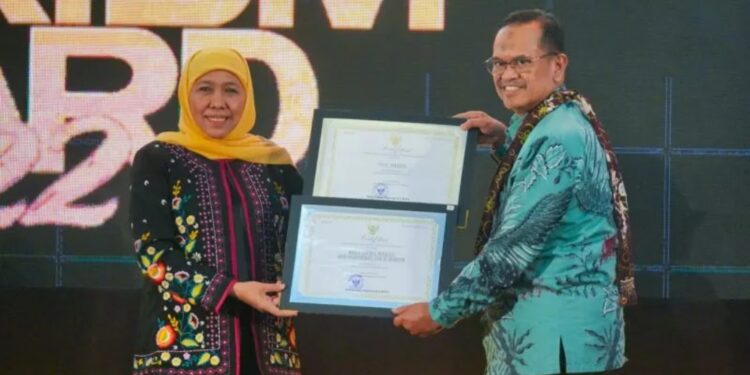 Gubernur Jawa Timur Khofifah Indar Parawansa menyerahkan dua penghargaan pengakuan Pecel dan Grebeg Maulud Madiun sebagai warisan budaya tak benda kepada Sekda Kota Madiun Soeko Dwi Handiarto dalam ajang "East Java Tourism Award" (EJTA) 2022 di Kota Batu, Sabtu (10/12/2022). (MASAPNEWS/ANT/HO-Diskominfo Kota Madiun)