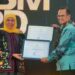 Gubernur Jawa Timur Khofifah Indar Parawansa menyerahkan dua penghargaan pengakuan Pecel dan Grebeg Maulud Madiun sebagai warisan budaya tak benda kepada Sekda Kota Madiun Soeko Dwi Handiarto dalam ajang "East Java Tourism Award" (EJTA) 2022 di Kota Batu, Sabtu (10/12/2022). (MASAPNEWS/ANT/HO-Diskominfo Kota Madiun)